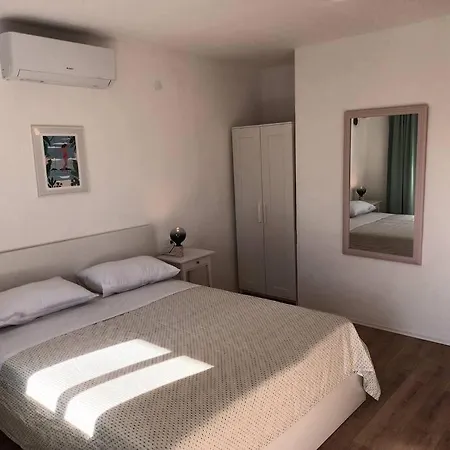 Ivana's Amazing + Bathroom And Free Parking *